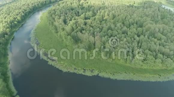 四架直升机飞过笼罩半岛的河流视频的预览图