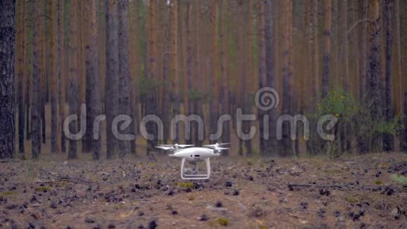 一架无人机从地面起飞并飞走了视频的预览图