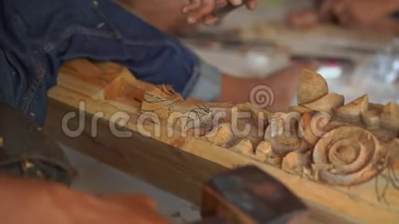 传统木雕工艺大师的特写镜头视频的预览图