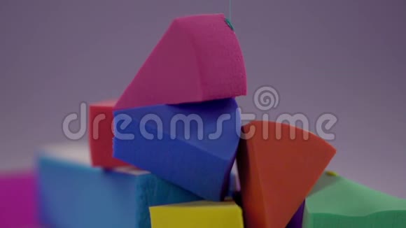 一种五颜六色的颜料从海绵上滴到金字塔上用来化妆视频的预览图
