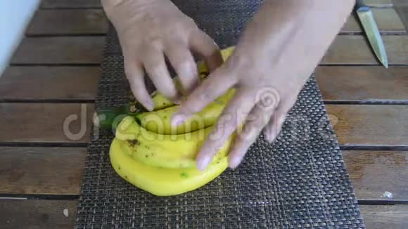 在黑桌上切香蕉视频的预览图