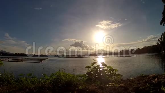 山湖下夕阳的风景视频的预览图