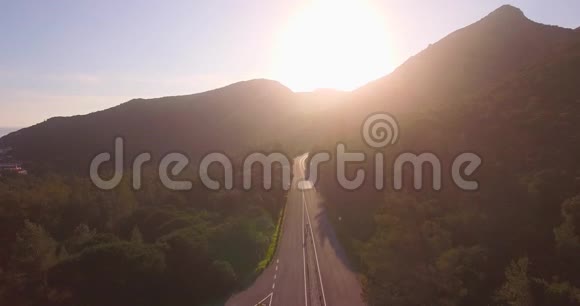 日落空中旅行与道路和山脉视频的预览图