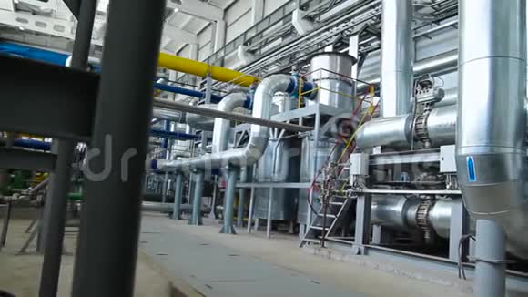 工业电厂内的设备电缆和管道场景在一个巨大的天然气工业工厂里视频的预览图