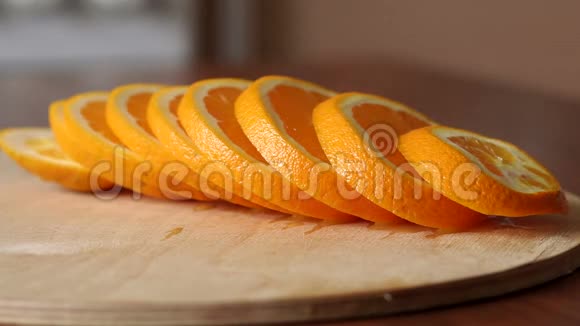 切片熟橙放在木板上特写视频的预览图