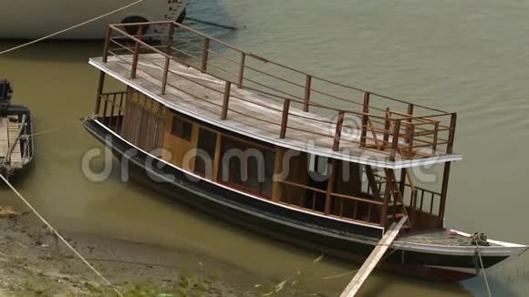 河岸上的一艘船视频的预览图