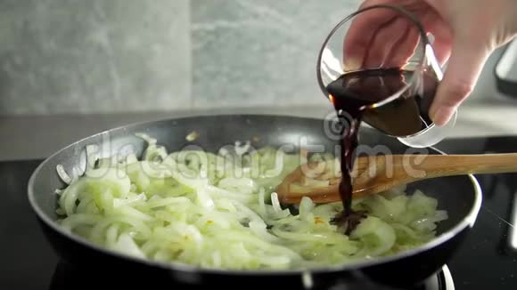 厨师用香醋炒洋葱做蔬菜菜加入菠菜视频的预览图