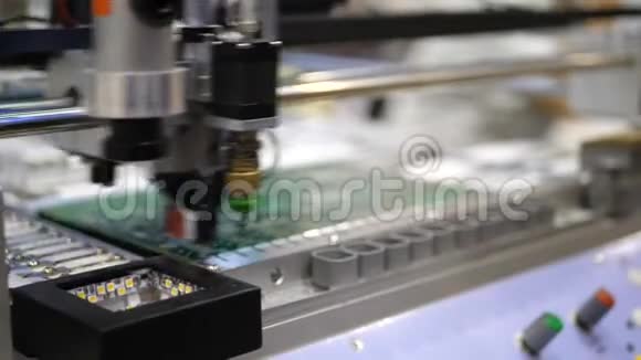 电子线路板生产自动电路板机生产印刷数字电子板视频的预览图