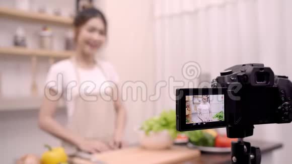 博客亚洲女性使用相机记录如何为她的订户制作沙拉健康食品视频女性使用有机蔬菜视频的预览图