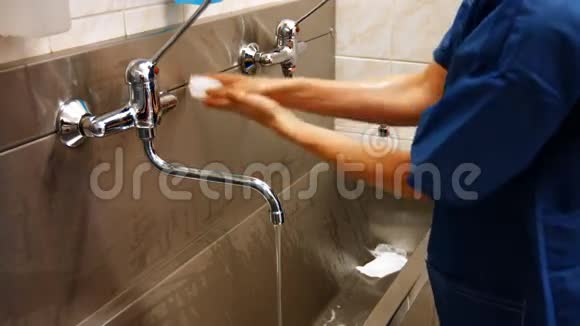 外科医生用肥皂洗手视频的预览图