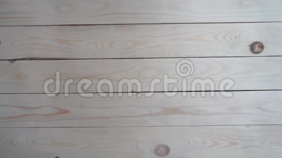 女子手绘白色木桌视频的预览图