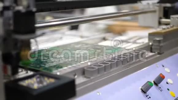 电子线路板生产自动电路板机生产印刷数字电子板视频的预览图