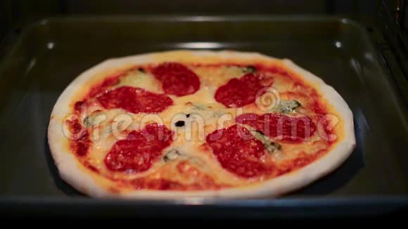 无缝环Peperoni披萨烤箱烘焙视频高清视频的预览图