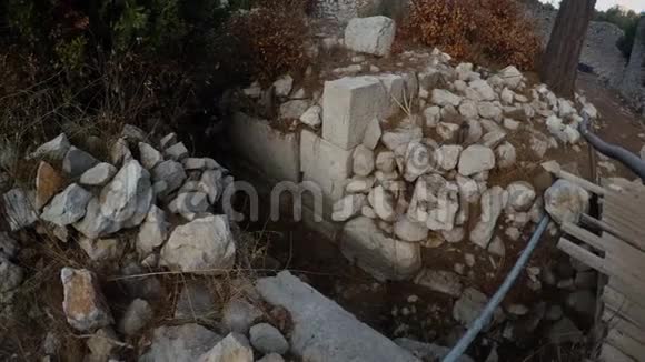 砖石中的大块石埋在基督教前的古城安纳托利亚群山之中视频的预览图
