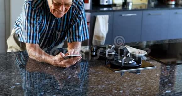 厨房用手机的老人视频的预览图