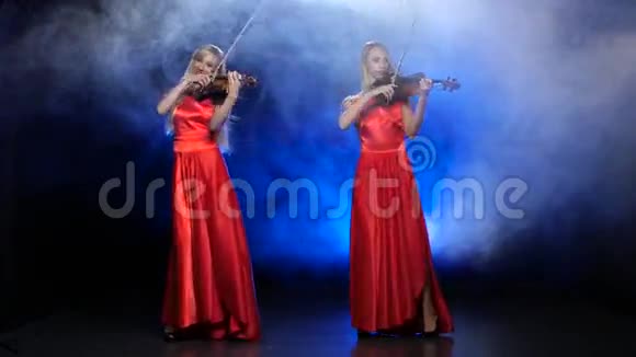 两个女孩专业小提琴手拉小提琴工作室吸烟视频的预览图