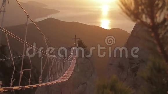 日落时的天主教十字架视频的预览图