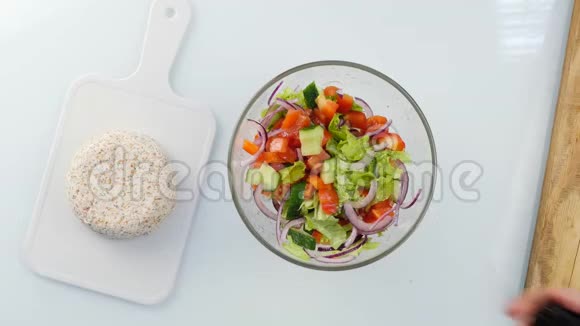 上景女人做素食低热量希腊沙拉把蔬菜放在碗里4K视频的预览图
