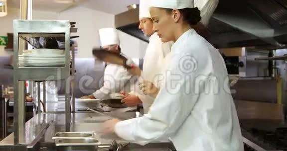 厨师团队打扫厨房视频的预览图