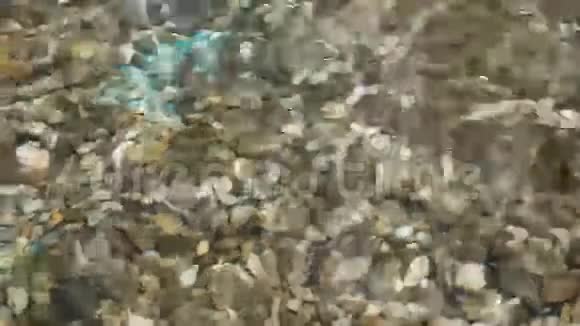 砾石上的一波清澈的水视频的预览图