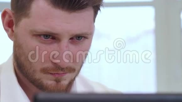 男经理在电脑上工作视频的预览图