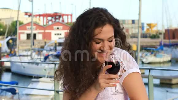 可爱的年轻女子喝红酒视频的预览图