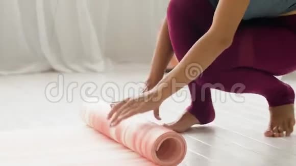 女子在瑜伽馆或健身房铺垫视频的预览图