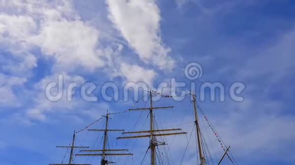 一艘旧帆船逆天的桅杆视频的预览图