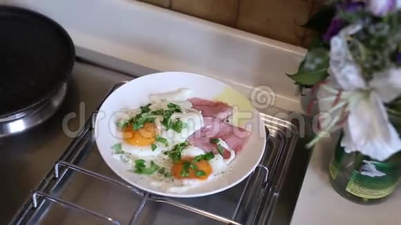 把鸡蛋放在一个有香肠的盘子里女孩我视频的预览图