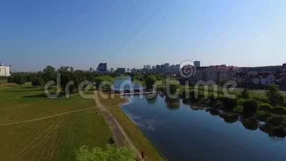 无人机正飞过城市的湖面视频的预览图
