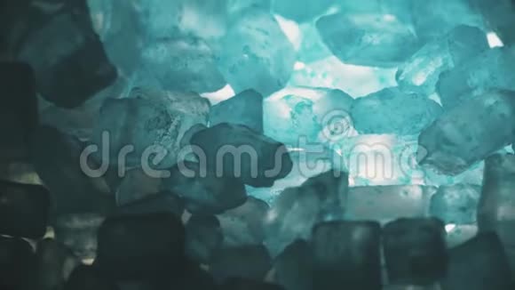蓝色半透明矿物特写镜头视频的预览图