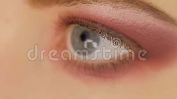 美丽的女人棕色眼睛假日化妆化妆特写年轻女子眼睛宏观拍摄傻眼傻眼化妆视频的预览图