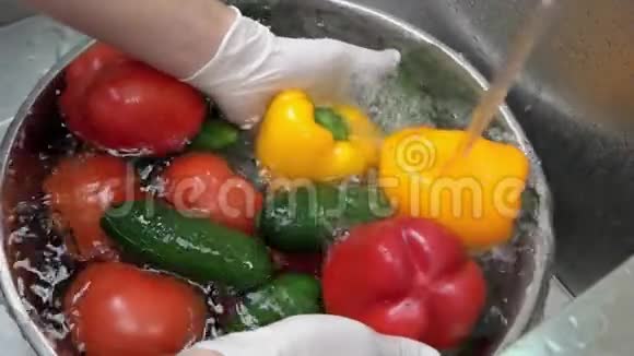 双手慢摩洗蔬菜视频的预览图