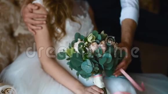 新娘和新郎在婚礼照片上的姿势视频的预览图