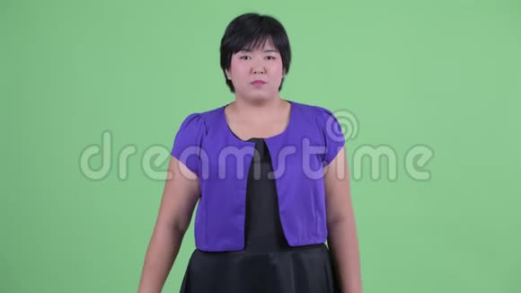 快乐的年轻超重亚洲女人竖起大拇指视频的预览图