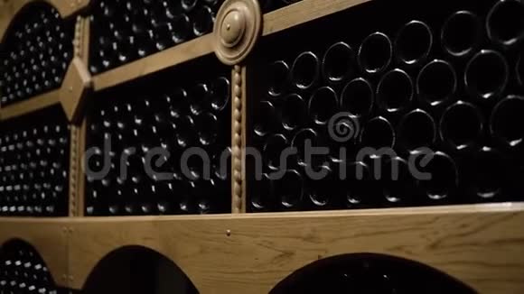 酒窖里堆满了酒瓶存放在石窖木架上的玻璃瓶红酒内政视频的预览图