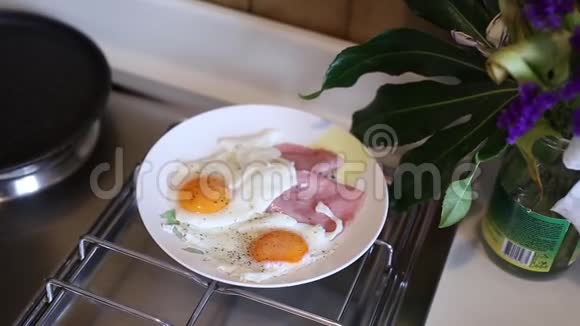 把鸡蛋放在一个有香肠的盘子里女孩我视频的预览图