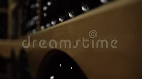 酒窖里堆满了酒瓶存放在石窖木架上的玻璃瓶红酒内政视频的预览图