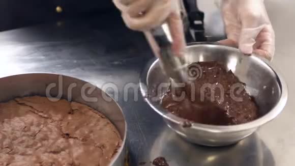 一个糖果师把巧克力放在蛋糕底座上视频的预览图