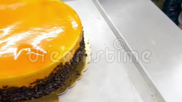 一个从右到左的移动镜头显示一个橙色蛋糕和几个单份放在桌子上视频的预览图