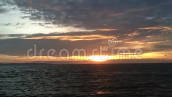 日落时美丽的海水视频的预览图