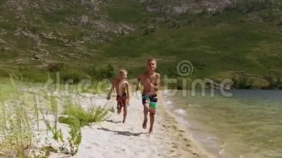 孩子们在海滩上朝镜头跑去视频的预览图