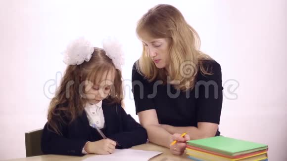 妈妈帮女儿做作业视频的预览图