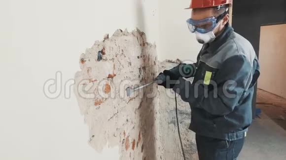 穿防护服的工人拆除石膏墙脏辛苦个人防护设备头盔呼吸器视频的预览图
