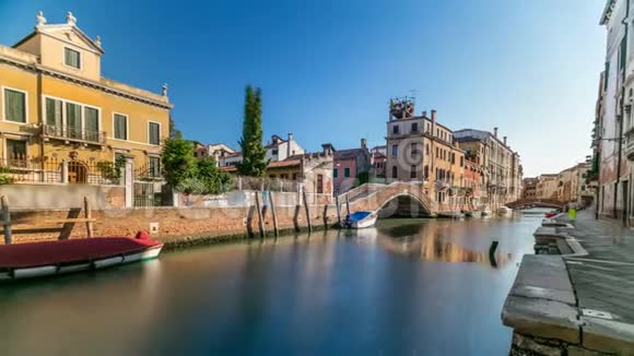 早上在威尼斯时光流逝运河通道桥梁历史旧房子和船只意大利威尼斯视频的预览图