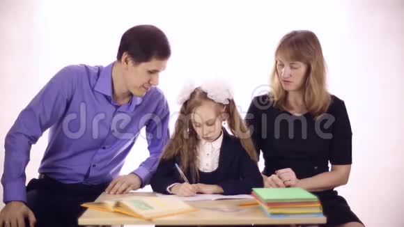 父母帮女儿做家庭作业视频的预览图