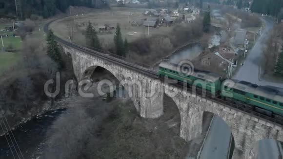 空中铁路大桥过河火车通过大桥视频的预览图