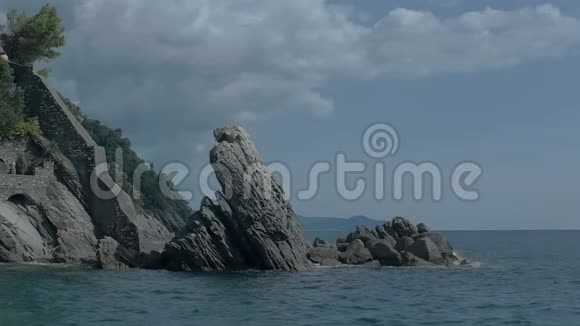 意大利zoagli海滩的直立岩石视频的预览图