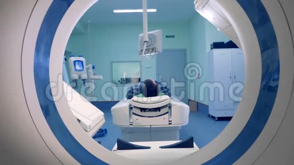 一台断层扫描机在诊所的房间里工作视频的预览图
