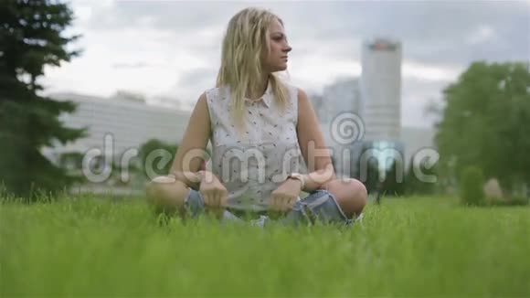 一个女孩坐在草坪上纵横交错视频的预览图